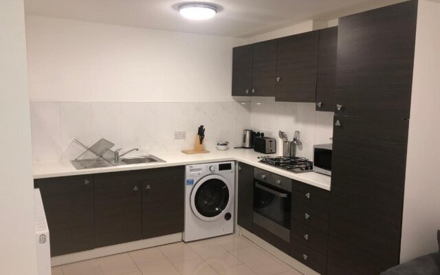 2 bedroom Large Town Centre Apartment FREE Parking