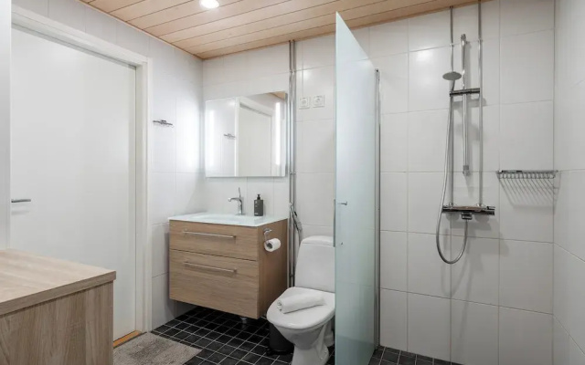 Modern 1BR Apt with Sauna, Balcony & Free Parking