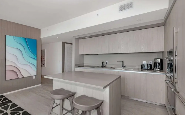 Stunning 25th-Floor Views in Hollywood