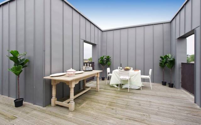 Fabulous 2-bed Penthouse, Wimbledon