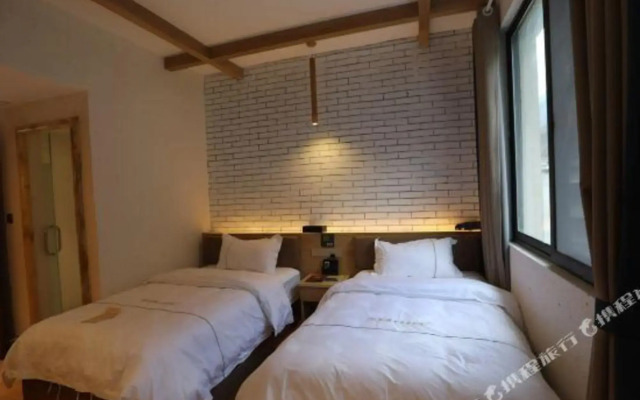 Zhengba Shilixiang Courtyard (Luding Daduhe Bridge)