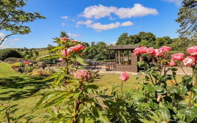 1 Bridge End &amp; Garden