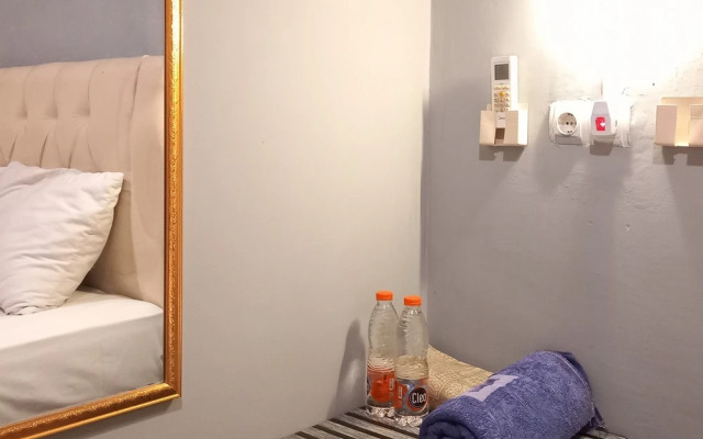 RedDoorz @Deluxe Hotel near Terminal Purabaya Bungurasih