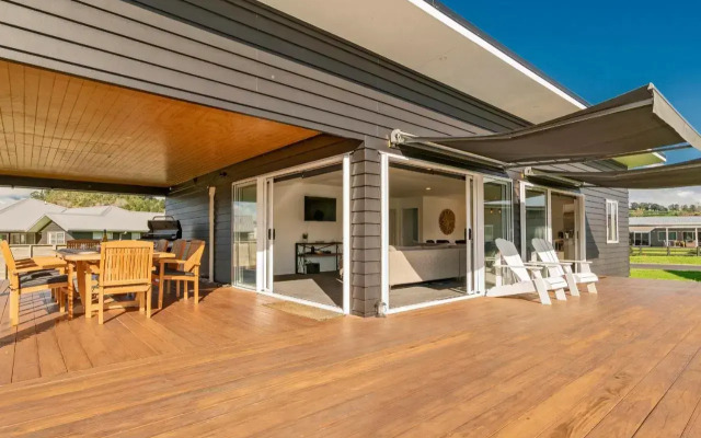 Sundaze Escape - Cooks Beach Holiday Home