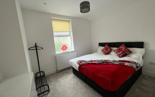 Lovely 4-bed House in Central Wolverhampton