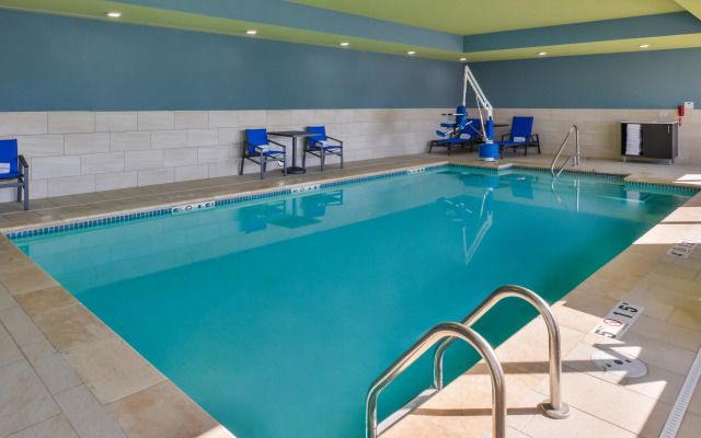 Holiday Inn Express & Suites Kansas City - Lee's Summit, an IHG Hotel