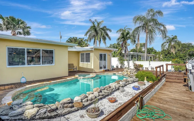 Waterfront Villa Private Pool!
