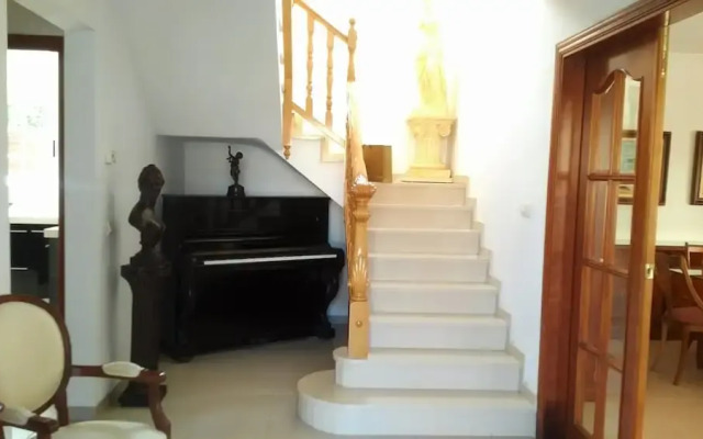 Villa elegante con piscina