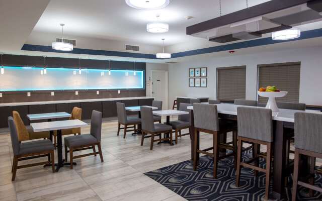 La Quinta Inn & Suites by Wyndham Houston East at Normandy