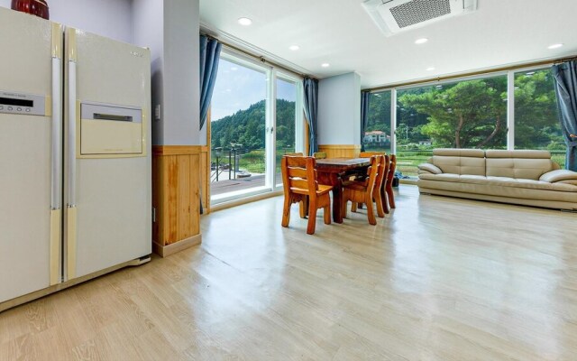 Gapyeong River52 Road Pension