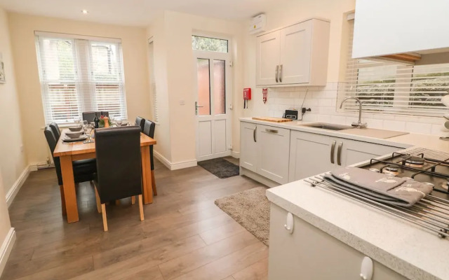 1 Knowleston House