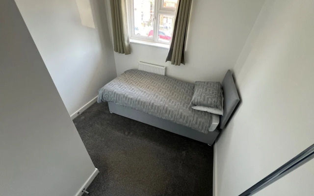 3 Bedroom House - Sleeps 6 & Free Parking