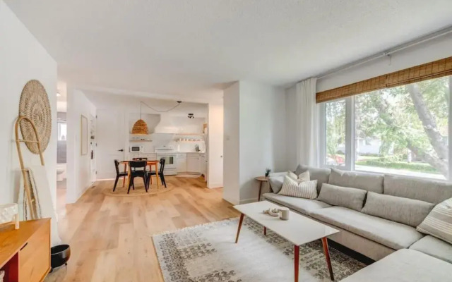 The Elm, 4 Bed Bungalow with Backyard and Firepit