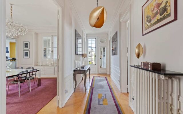 Beautiful Lavish Apartment for 6 in Paris VII by Guestready