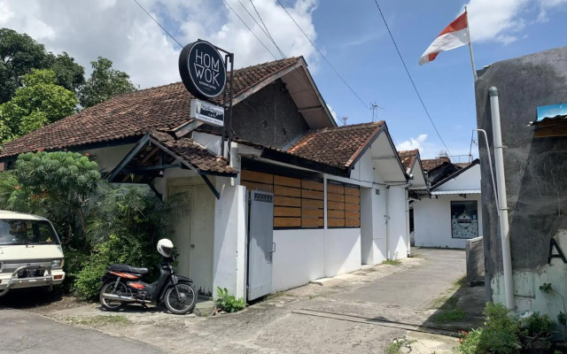 Recharge Cafe & Garasi Homestay