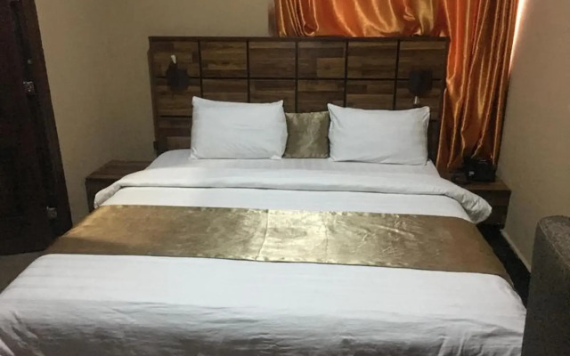 Momak 5 Hotel and Suites