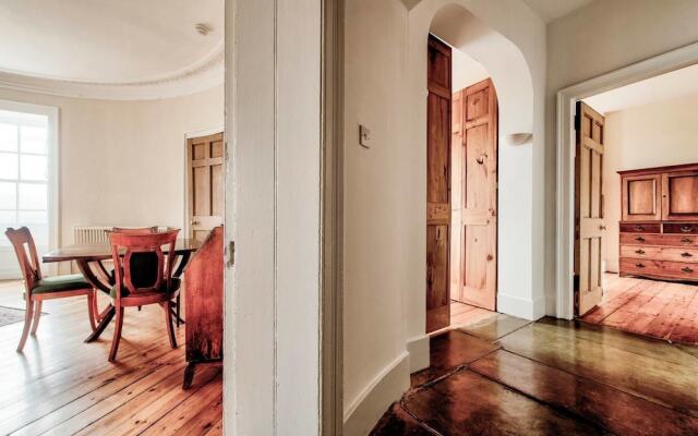 Heart of the City: St Andrew Square 2bed/2bath Apt