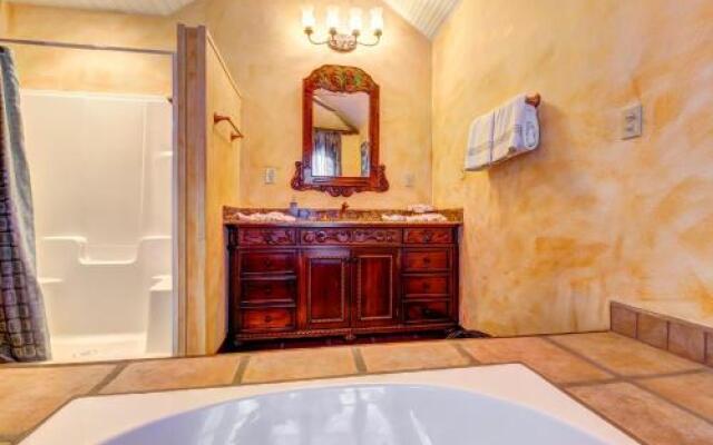 Toucan Suite @ Mahogany Hall