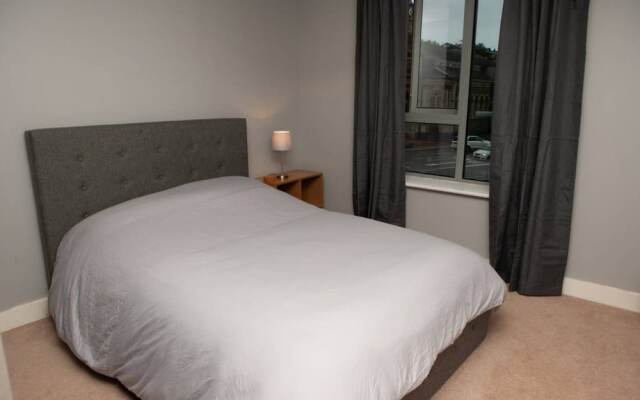 2 Bedroom Apartment With Private Parking in Bristol