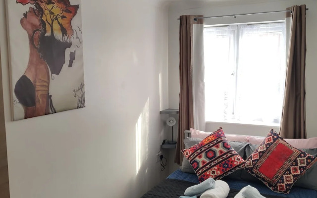 Charming and Stylish 2-bed Apart - London Dagenham