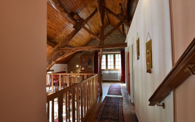 Modern Holiday Home in Vault-de-Lugny with Meadow View