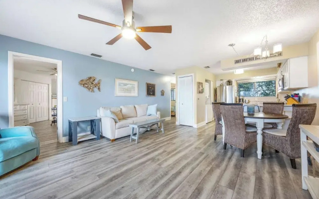 Treetop Beach Condo Sleeps 7!