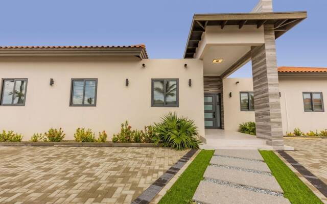 NEW 6BR Villa w Pool Across Street Palmbeach