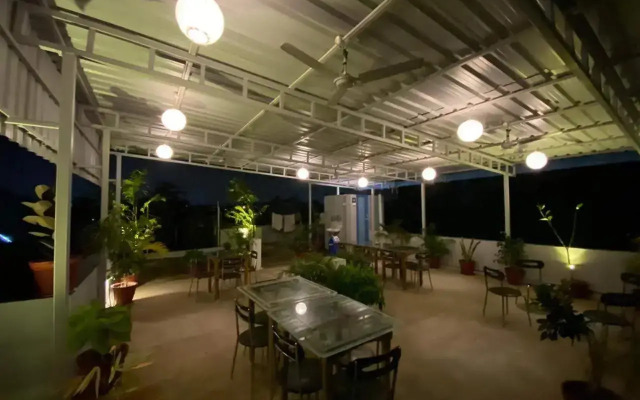 La Paradise Residency