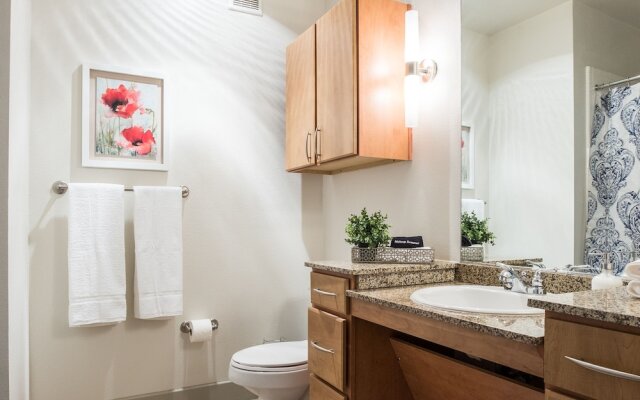 1 BR Apt near Dining Shopping Nightlife by Frontdesk