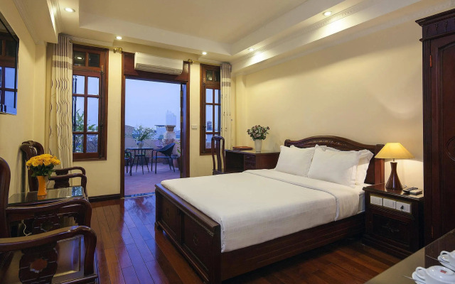 Lucky 3 Hotel & Travel