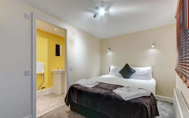 Commodore Hotel & Suites