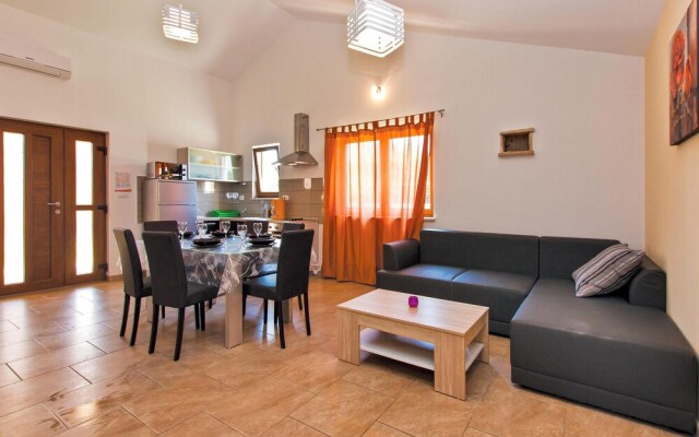 Amazing Home in Liznjan With Wifi and 2 Bedrooms