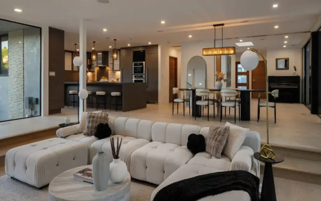 Valea Estate - Secluded Beverly Hills Retreat 1-acre Oasis