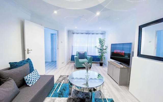 3br-sleeps5-parking-neartrainstation