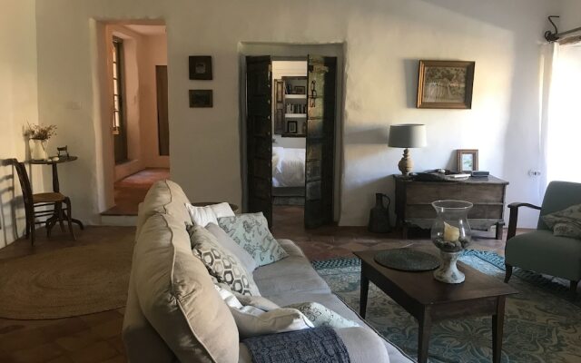 House La France -Ramparts & Riverside Apartment