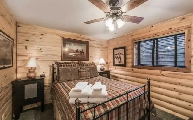 Buffalo Lodge - Seven Bedroom Cabin with Hot Tub