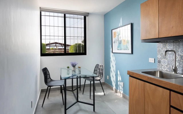 Modern Studio Apartment With Garden Entry