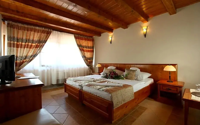 Egri Korona Borhaz es Wellness Hotel