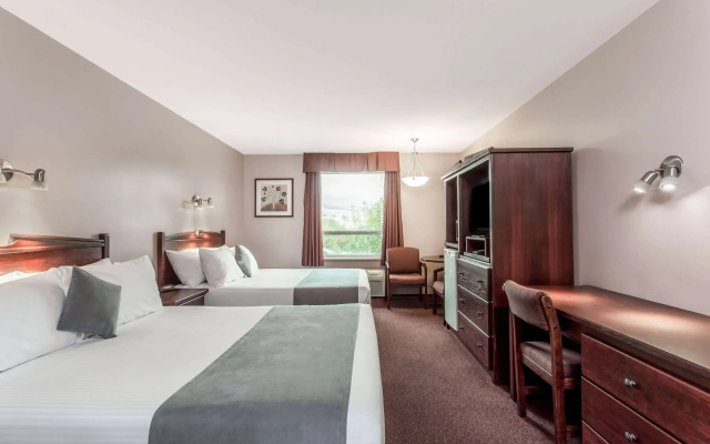 Super 8 by Wyndham Lake Country/Winfield Area