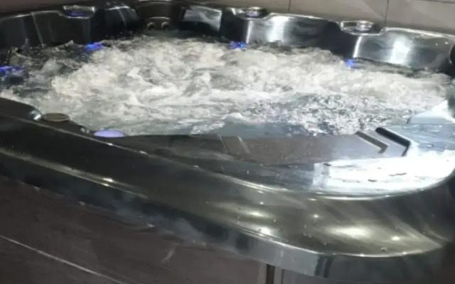 1-bed Apartment With Private hot Tub, Sauna & gym