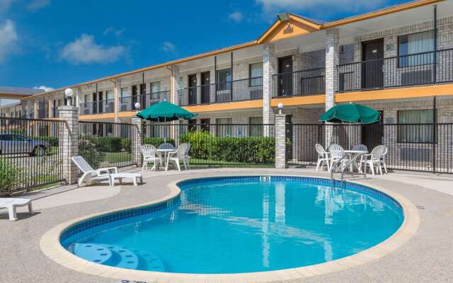 Days Inn by Wyndham San Antonio