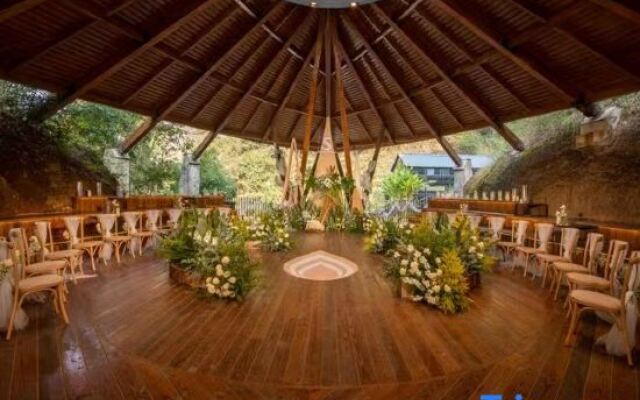 Zizai Pingjiang Wild Luxury Resort