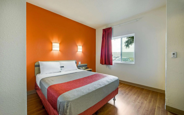 Motel 6 Toronto Brampton