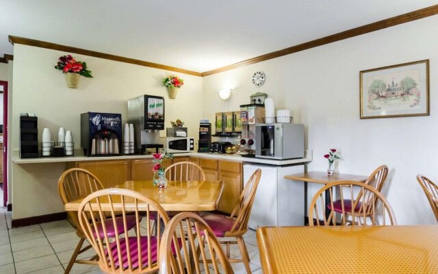 Econo Lodge Colonial