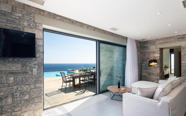 Seafront elegant villa, with infinity pool & devine views!