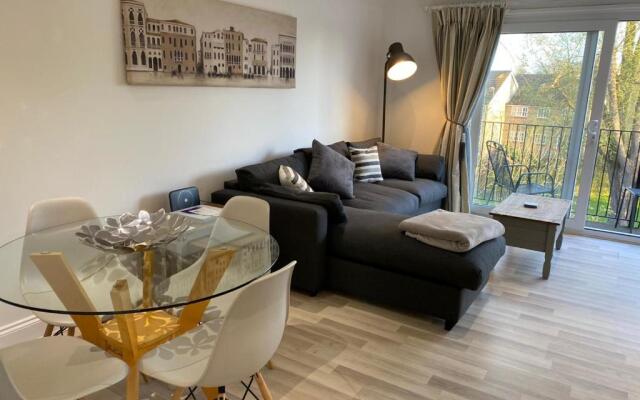 Penthouse Waterfront Apartment - St Neots