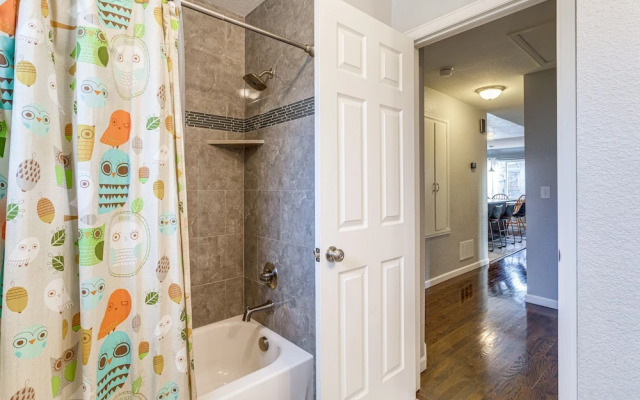 5 Mi to Dtwn Denver: Pet-friendly Home w/ Yard