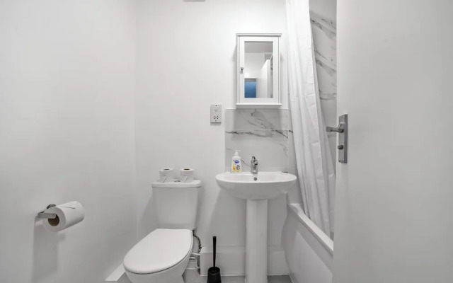 Modern Semi-Studio Flat in London