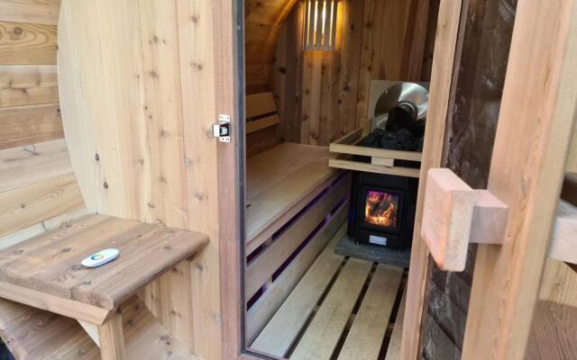 78 m2 double chalet - SAUNA -bubbel HOTTUB veranda-woods--big outdoor woodstove-BBQ