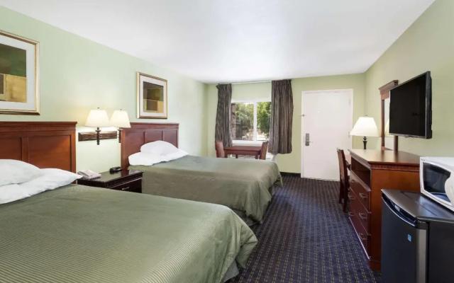 Travelodge Orange County Airport  Costa Mesa